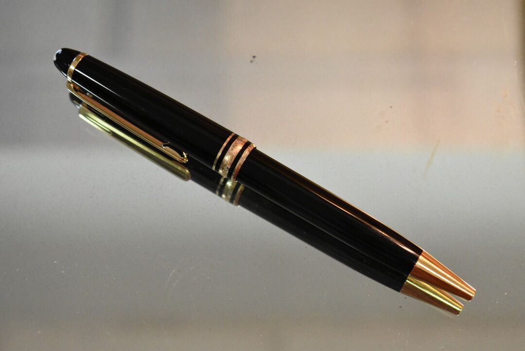 Null MONTBLANC. Meisterstuck ballpoint pen, with box, guarantee and cover.