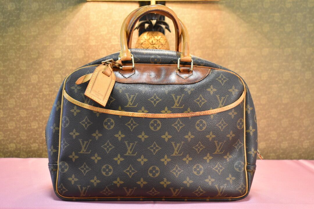 Null LOUIS VUITTON. Modello Deauville. Borsa in tela monogramma e pelle naturale&hellip;