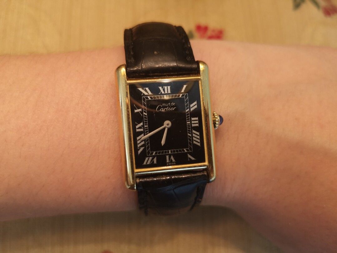 Null CARTIER. Vergoldete silberne Must-Uhr, mechanisches Uhrwerk, schwarzes Ziff&hellip;