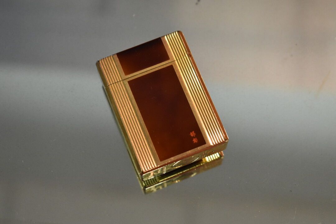DUPONT DUPONT. Lighter in gilded metal and lacquer of China, signed and numbered&hellip;
