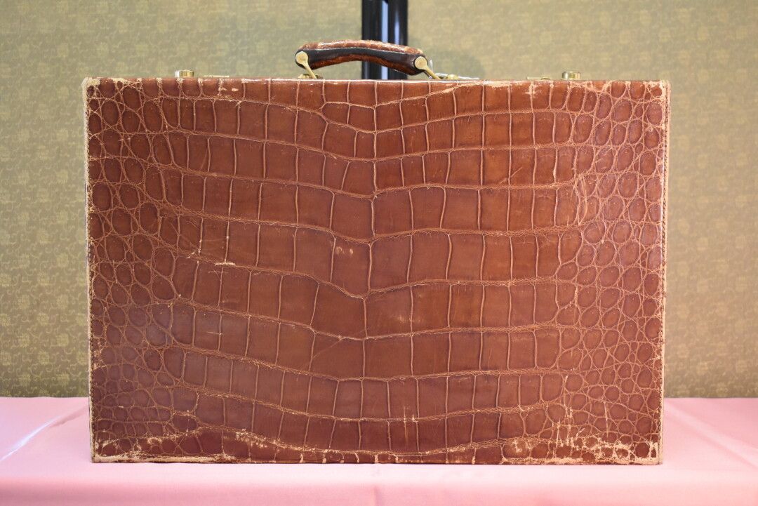 Null 金色鳄鱼皮箱，内部为胡桃木和织物，内部有两条带子

尺寸：40x59x18厘米。使用状况。

专家：Jérôme Lalande