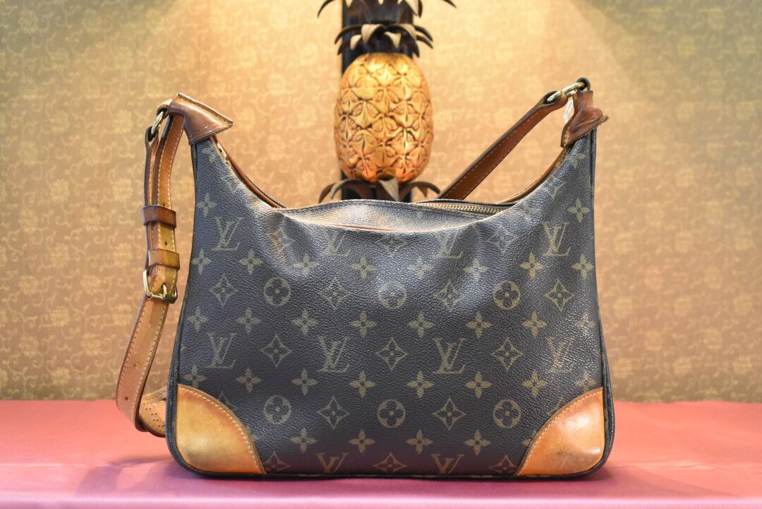 Null LOUIS VUITTON. Shoulder bag in monogram canvas and leather, zipper closure,&hellip;