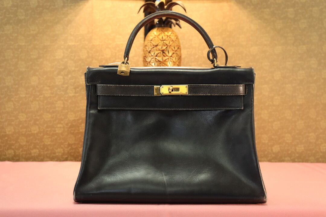 Null HERMES hergestellt in Frankreich. Kelly Bag, 32 cm, aus schwarzem Kalbslede&hellip;