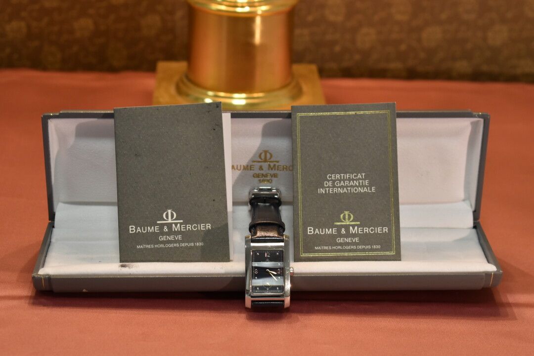 Null Baume & Mercier.男士不锈钢表，石英机芯，长方形表盘，海军蓝皮表带，表底编号：MV045063 / 2390813。有盒子和证书。