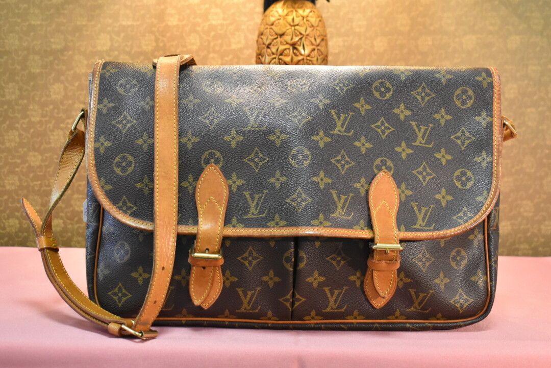 Null LOUIS VUITTON. Gipsy bag in monogram canvas and natural leather, adjustable&hellip;