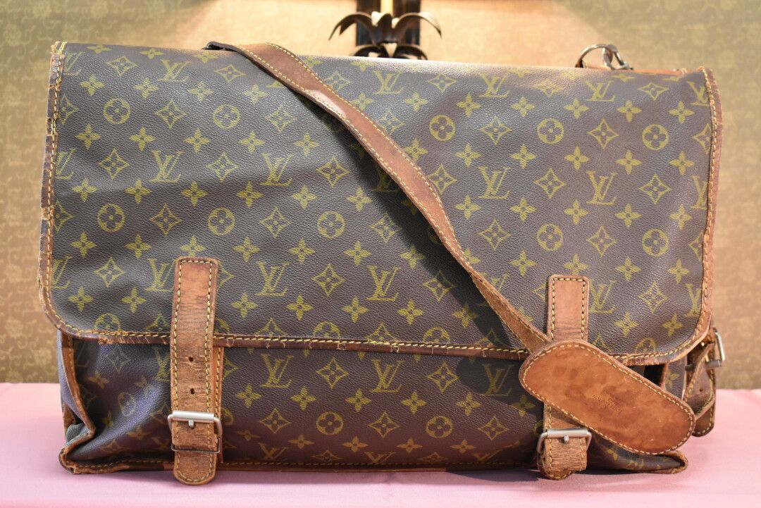 LOUIS VUITTON. Hunting bag in monogrammed canvas and lea…
