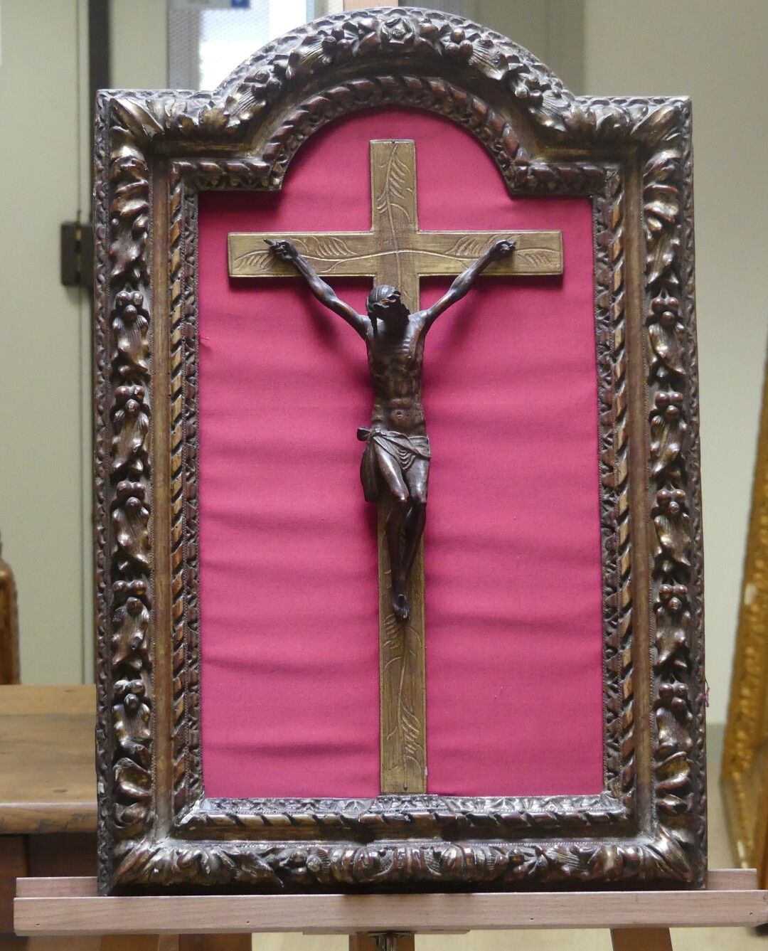 Christ en bois sur sa Croix Christ en bois sur sa Croix sur fond rouge, cadre en&hellip;