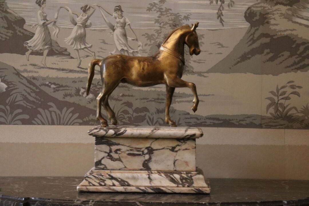 Null Dans le goût de Francesco FANELLI (c. 1590-1653). Cheval à l'arrêt, bronze &hellip;