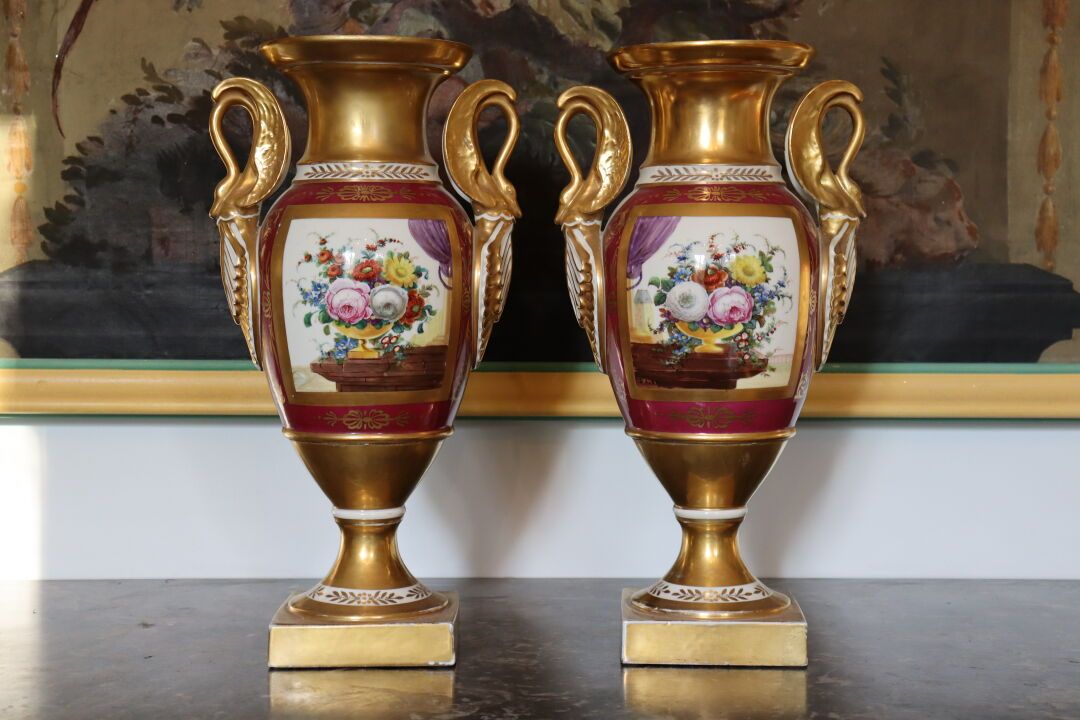 Null Paire de vases de forme Médicis en porcelaine de Paris à décor polychrome e&hellip;