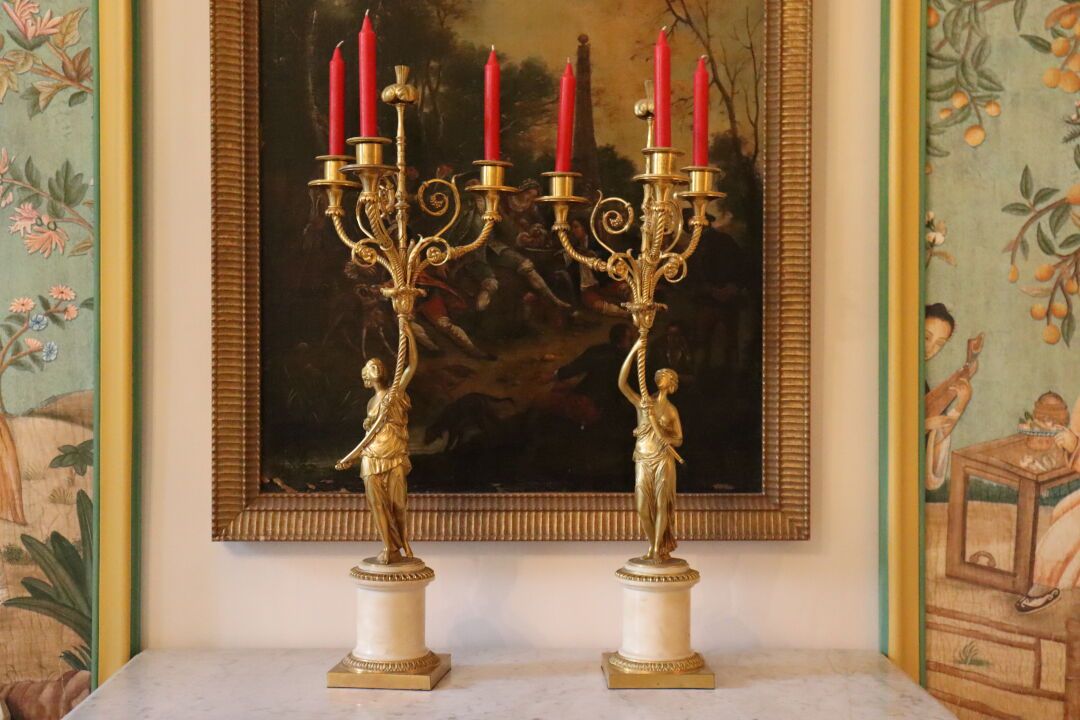 Null Paire de candélabres en bronze ciselé et doré en forme de femmes tenant une&hellip;