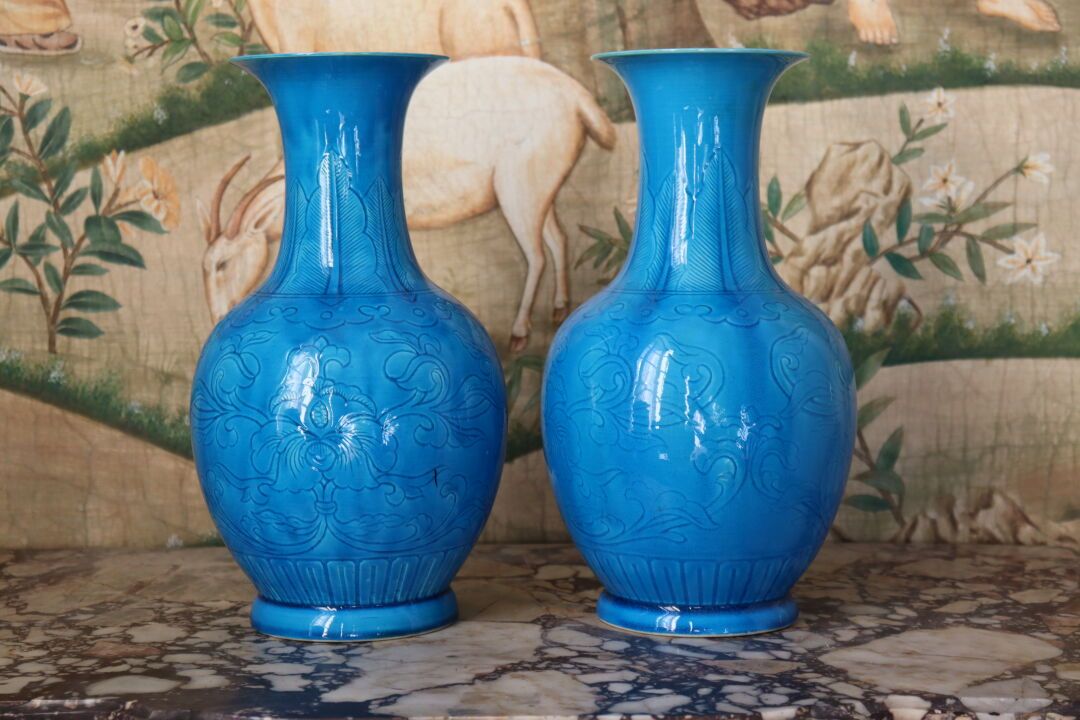 Null CHINE, XXe siècle. Paire de vases en porcelaine bleue à décor incisé de rin&hellip;