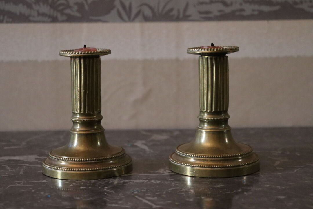 Null Paire de chandeliers en laiton doré. Époque Louis XVI. Hauteur : 12 cm