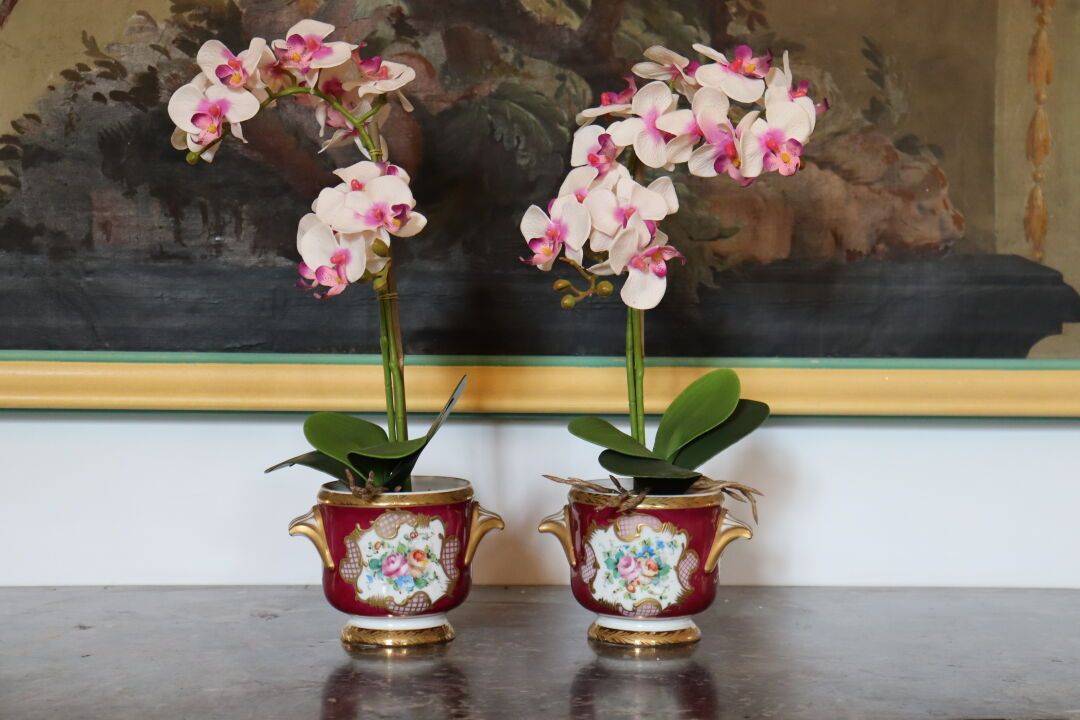 Null Paire de cache-pots en porcelaine de Paris à décor de fleurs en réserve sur&hellip;