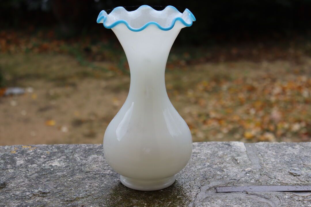 Null Vase en opaline blanche, bordure du col dentelé bleu. Époque Charles X. Hau&hellip;