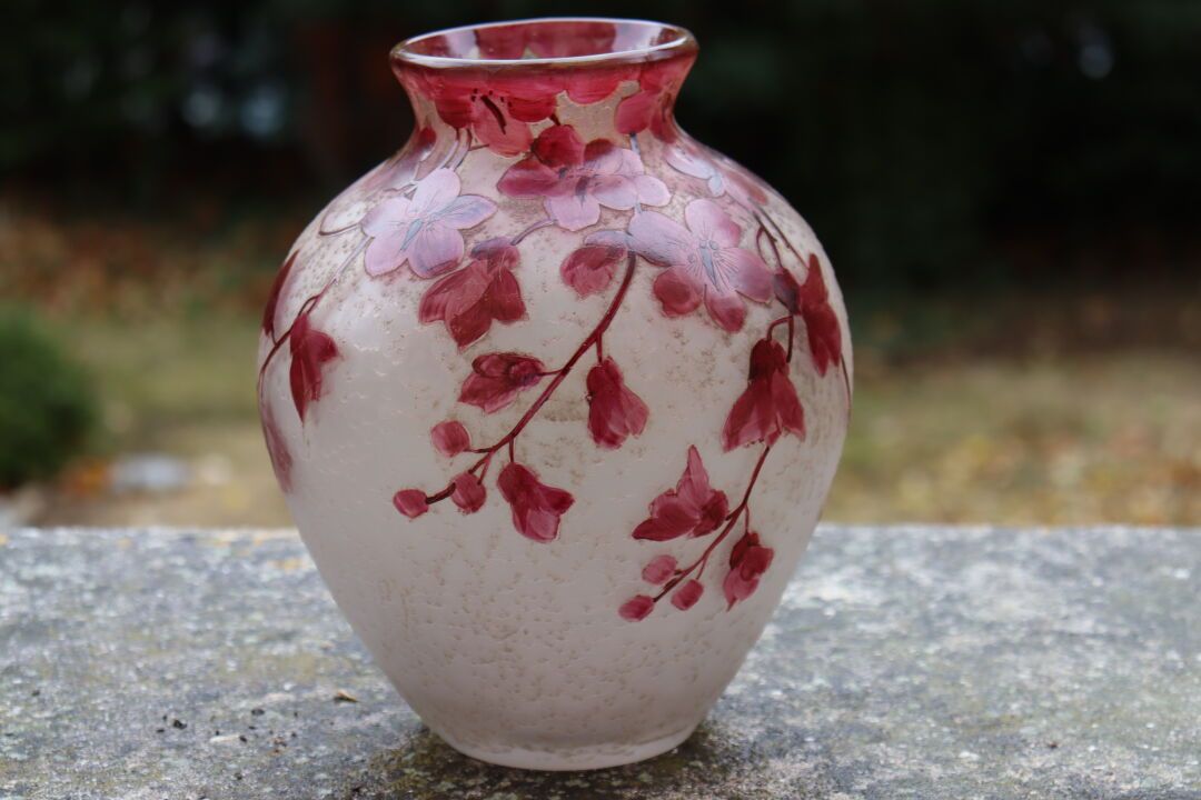 Null LEGRAS. Vase balustre en pâte de verre à décor de fleurs dégagées à l'acide&hellip;