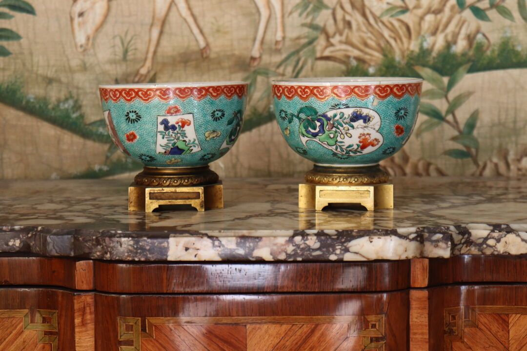 Null CHINE, XXe siècle. Paire de bols en porcelaine à décor en réserve sur fond &hellip;