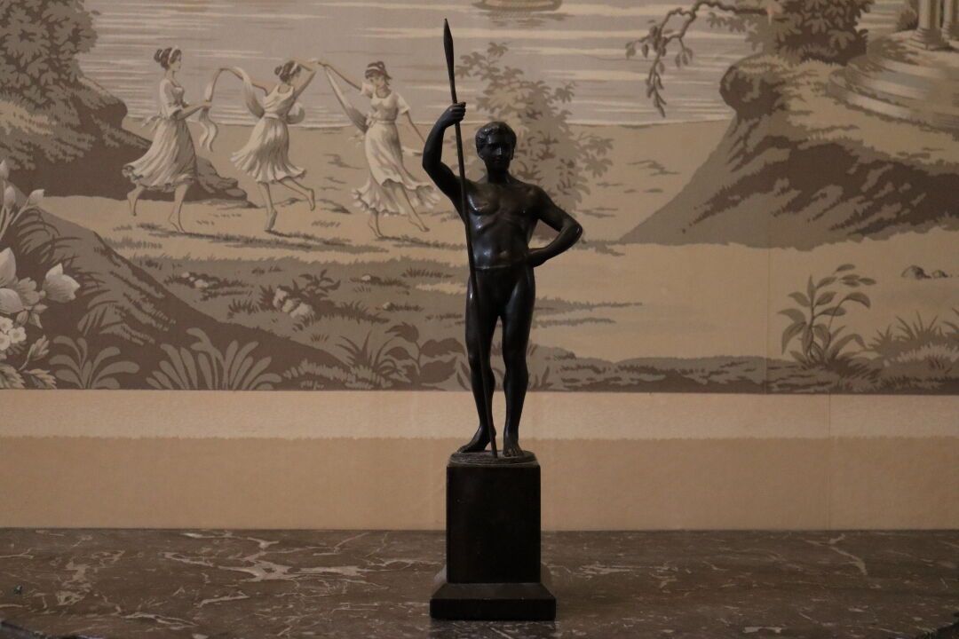 Null Homme à la lance, bronze à patine noire. XIXe siècle. Dimensions : 41 x 8.5&hellip;