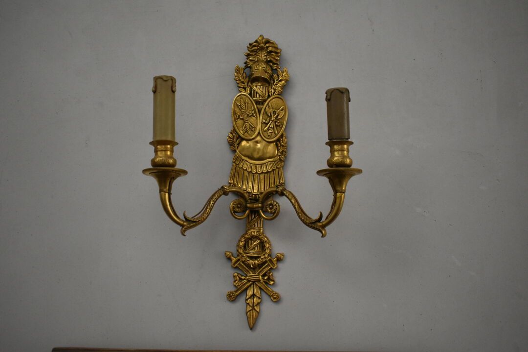 Null Paire d'appliques en bronze ciselé et doré éclairant par deux lumières, à d&hellip;