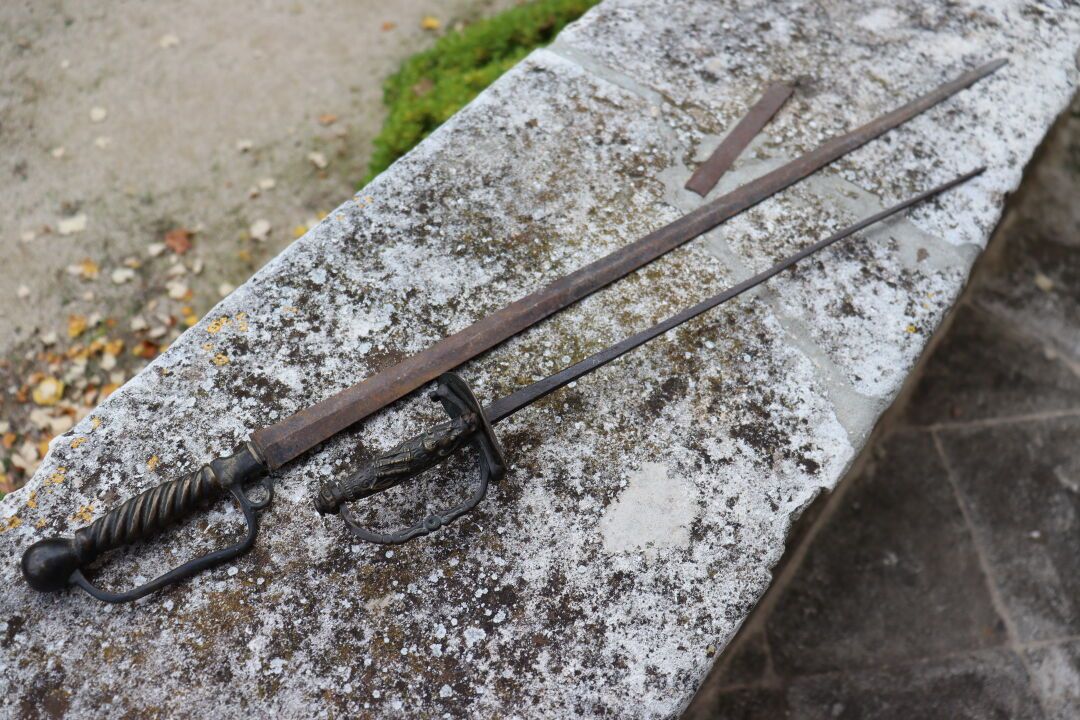 Null Réunion de deux épées. Longueur : 57 et 84 cm