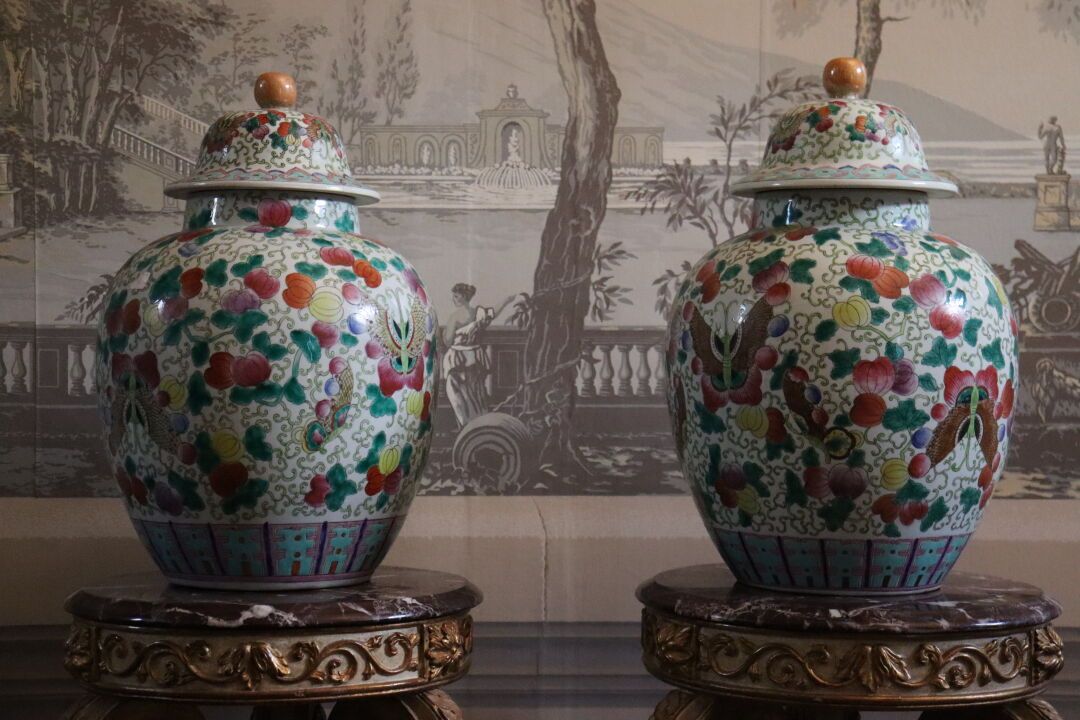 Null CHINE. Paire de pots couverts en porcelaine à décor polychrome de fleurs et&hellip;