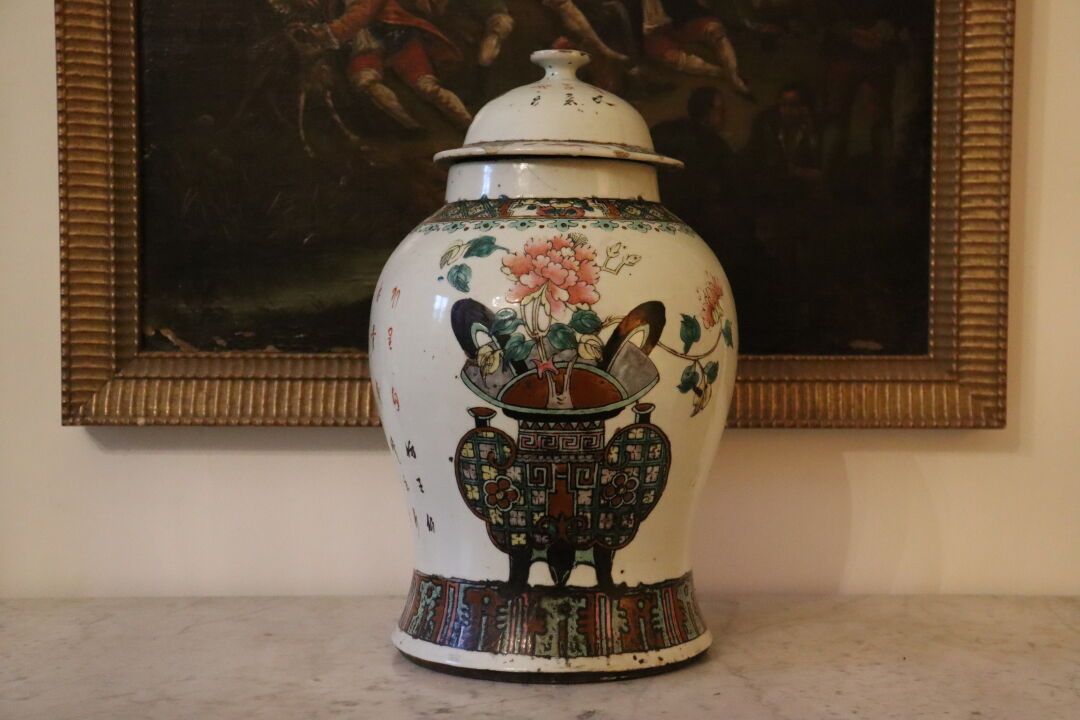 Null CHINE, XXe siècle. Potiche couverte en porcelaine à décor polychrome de vas&hellip;