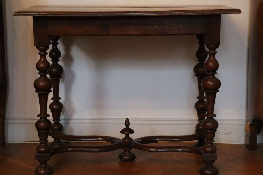 Null Table en bois mouluré et sculpté à piètement balustre relié par une entreto&hellip;