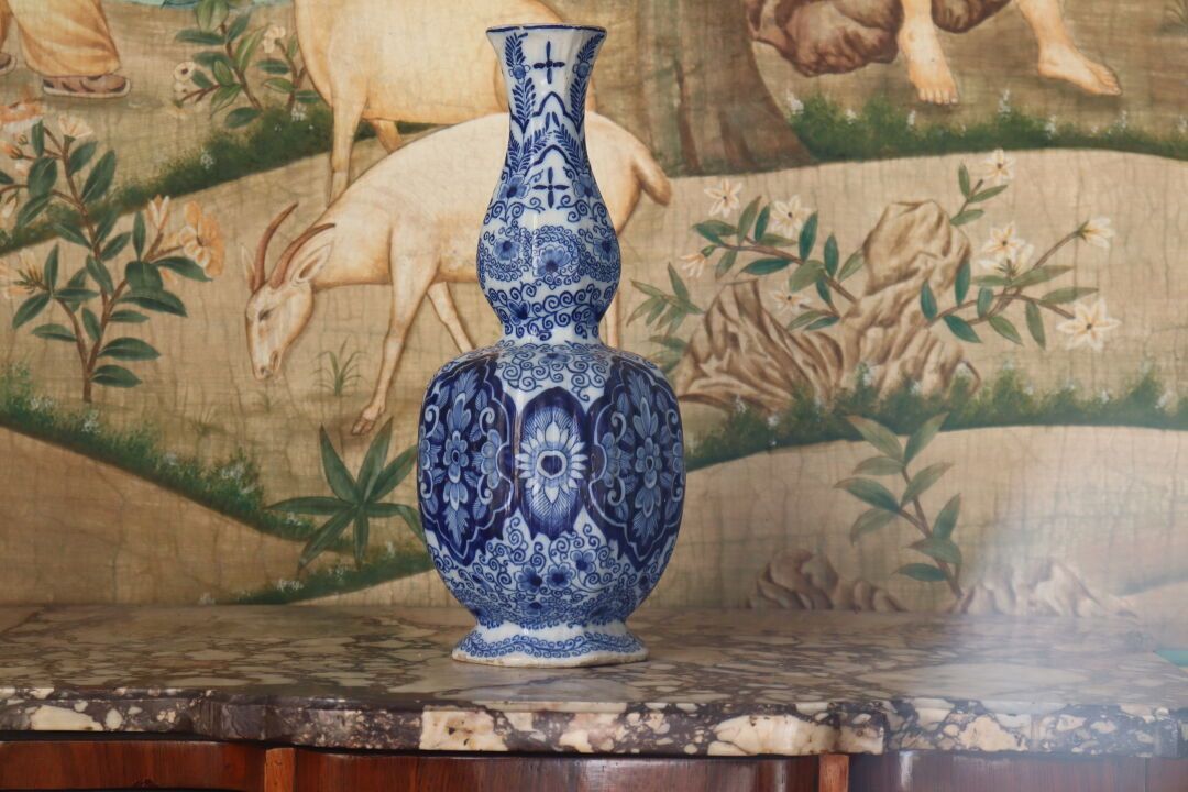 Null DELFT. Vase bouteille à décor en camaïeu bleu. Marqué sous la base "IDuijn"&hellip;