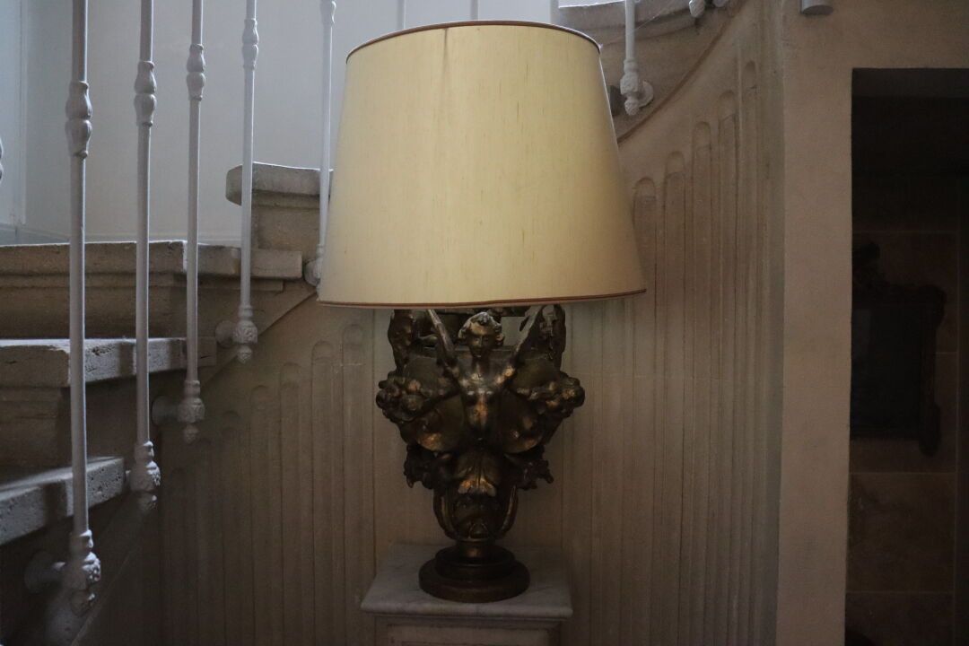 Null Lampe en bois sculpté. Hauteur : 54 cm