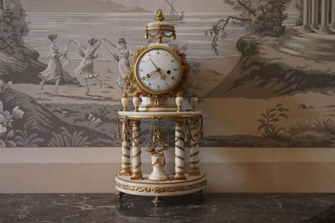 Null Pendule-portique en bronze doré et marbre blanc. Époque Louis XVI. Dimensio&hellip;