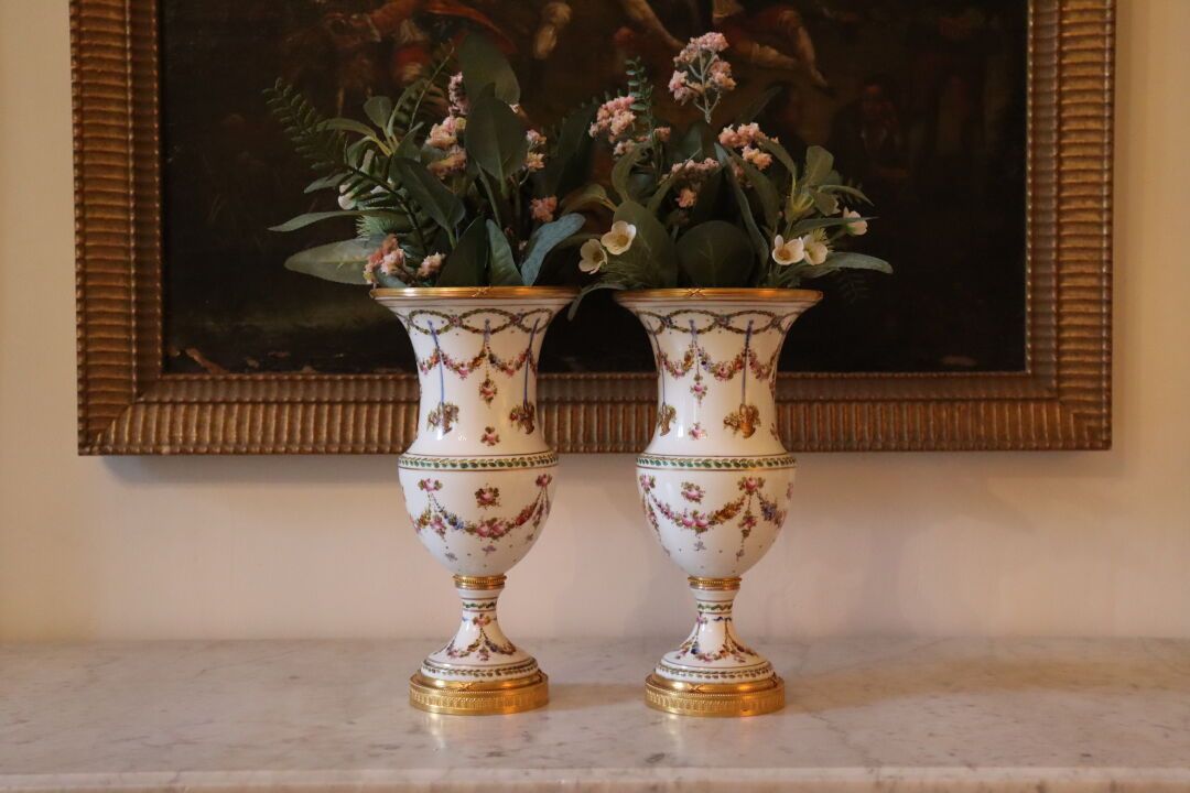 Null Dans le goût de SEVRES. Paire de vases en porcelaine blanche de forme Médic&hellip;