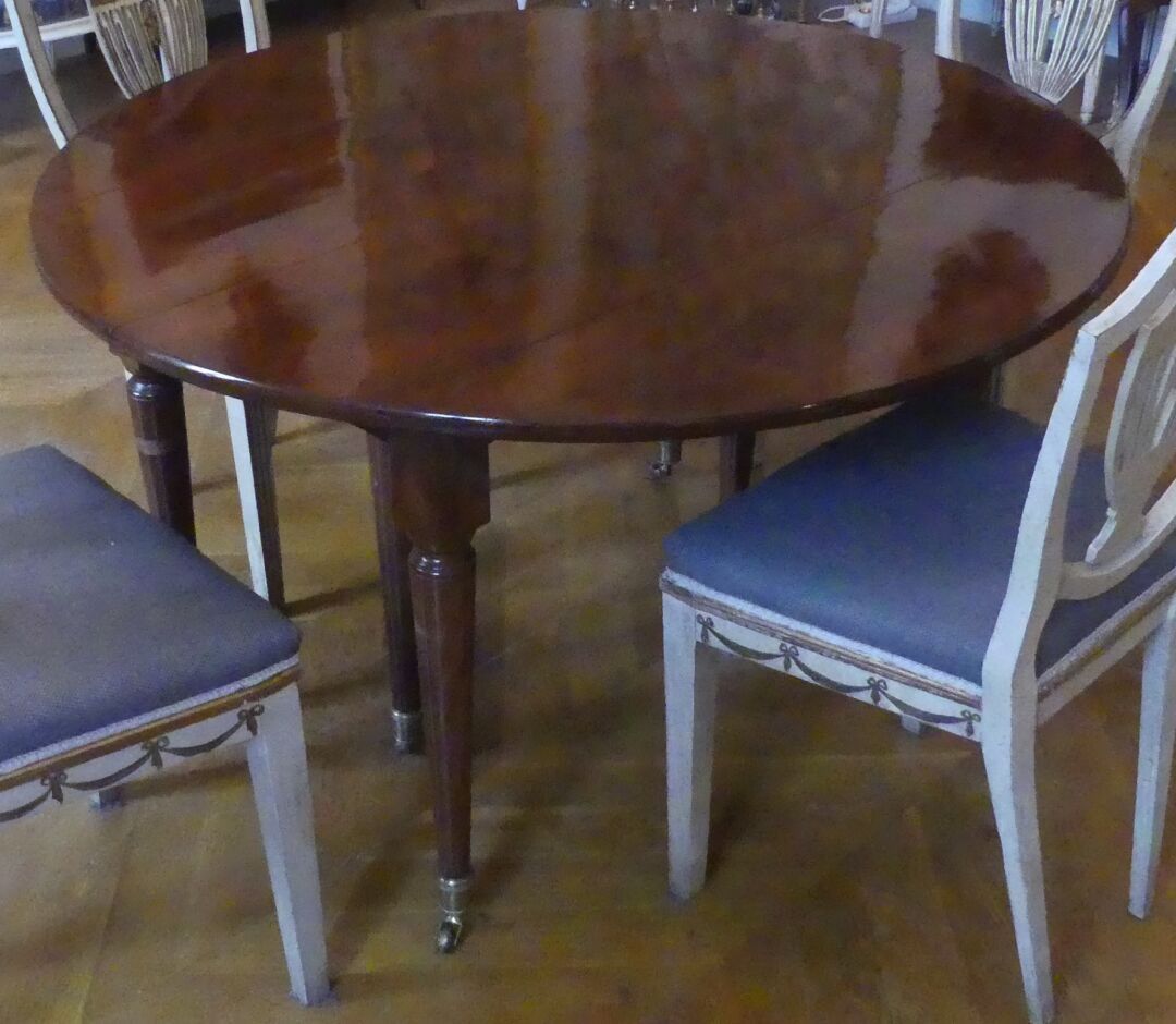 Null Table en acajou vernis au tampon reposant sur six pieds fuselés à roulettes&hellip;