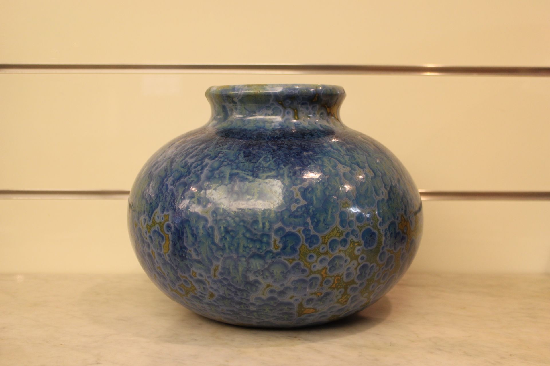 Vase en terre cuite émaillée Vase en terre cuite émaillée, XXe siècle, à fond bl&hellip;