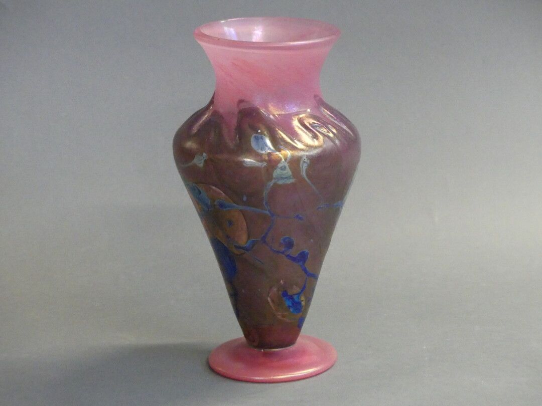 VERRERIE D'ART J. P. M. Important vase en verre soufflé à fond rose. Marqué sous&hellip;