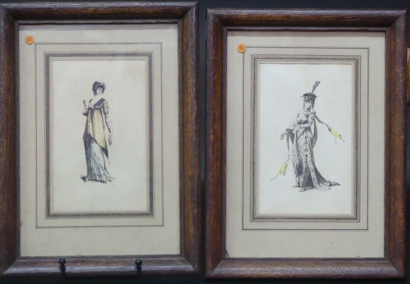 PAIRE DE GRAVURES Paire de gravures en couleurs, représentant deux élégantes, en&hellip;