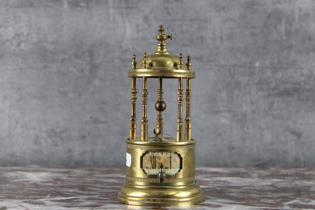 HORLOGE A MECANISME Horloge à mécanisme en laiton par Eugène FARGOT, dans le goû&hellip;