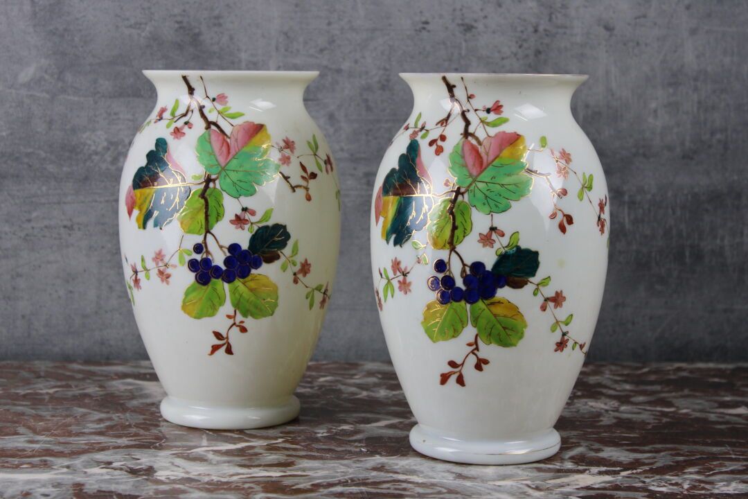 PAIRE DE VASES EN OPALINE Paire de vases en opaline à décor de fleurs, début du &hellip;