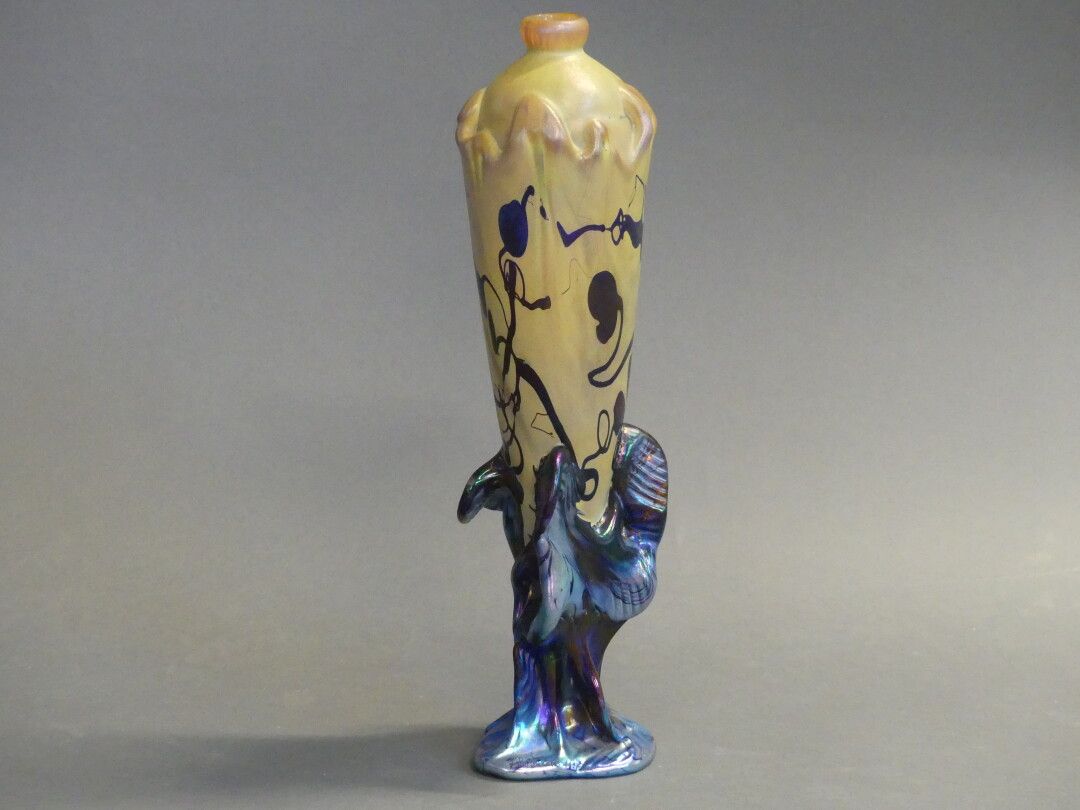 Vase en verre soufflé Important vase bouteille en verre soufflé à fond ivoire en&hellip;