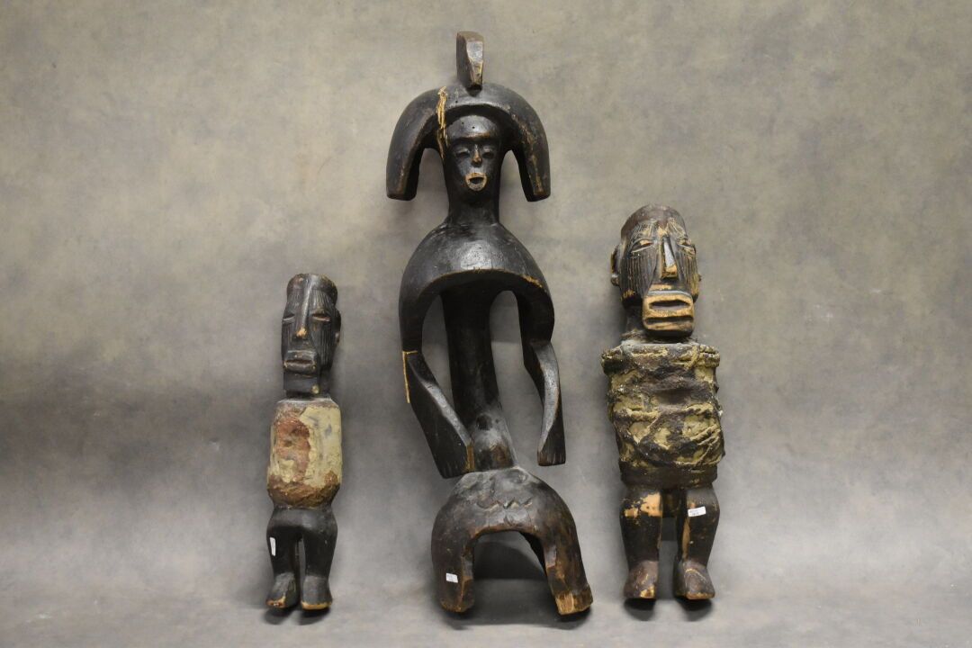 Statues du BENIN Réunion de trois statues du Bénin sculpté en bois dimensions re&hellip;