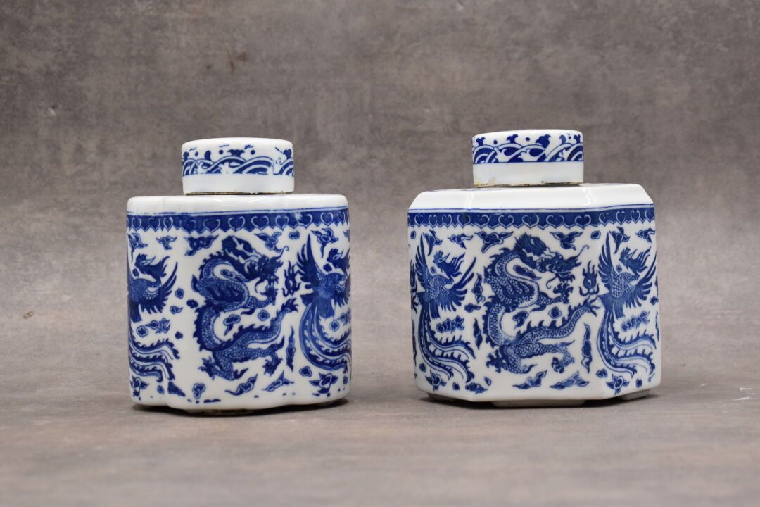 Null CHINA. Set of two porcelain covered tea boxes decorated with blue dragons. &hellip;