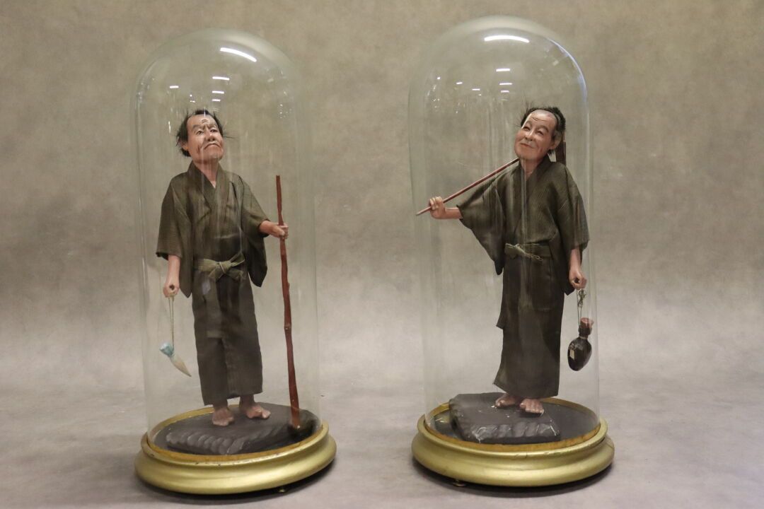 Null Ensemble de deux statues Iki ningyo en bois, sous globes en verre. Début XX&hellip;