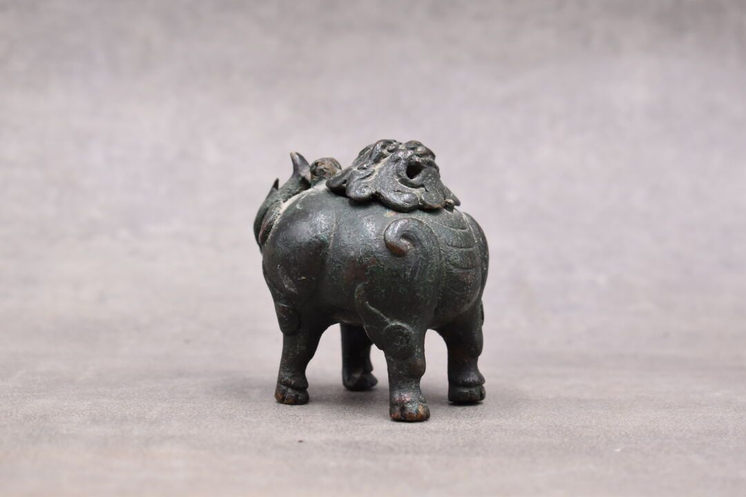 CHINE. CINA. Piccolo bruciatore di profumo in bronzo a forma di leone. Dimension&hellip;