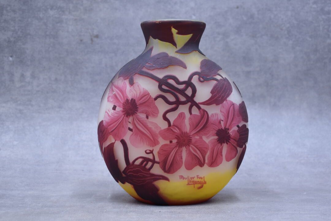 Null Muller & Frères Lunéville.葫芦花瓶，酸蚀花纹装饰，瓶身上有签名。高度：20.5厘米。
