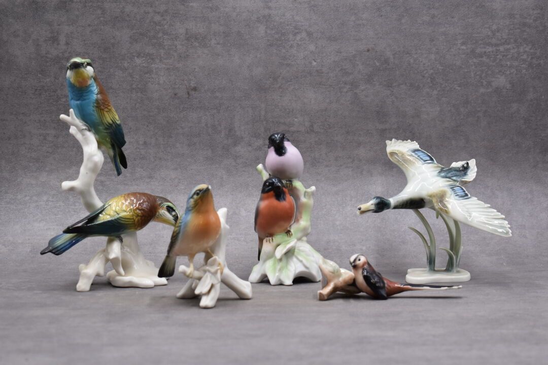 Null 五个表现鸟类的多色瓷器主题的会议，不同的标记。高度：23厘米、13.5厘米、16厘米、14厘米和11厘米。薯片