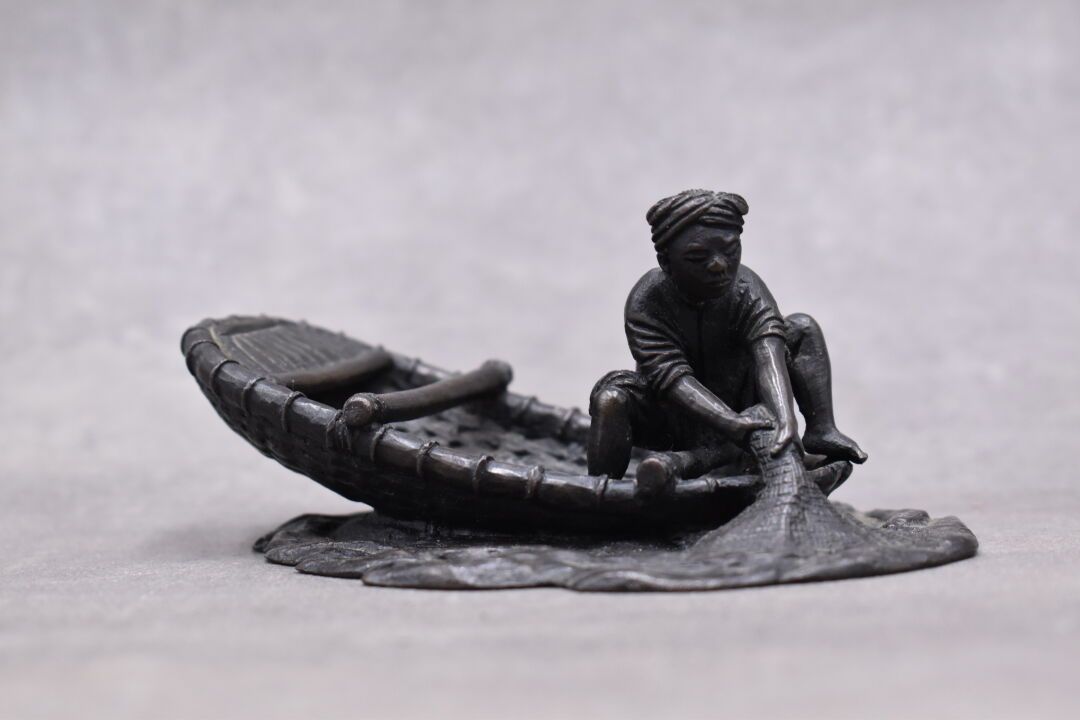 Null 中国。带有棕色铜锈的青铜主题，代表一个有船的渔夫。尺寸：4.5 x 12 x 8.5厘米