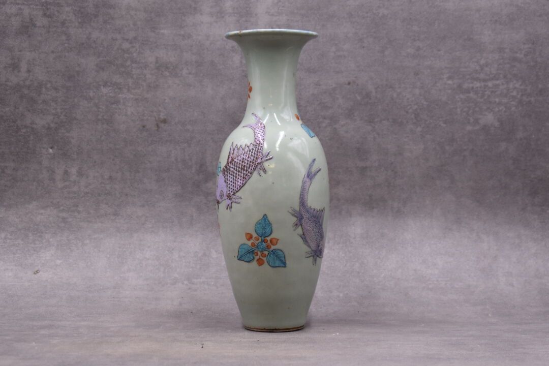 CHINE 中国。饰有锦鲤的瓷质柱形花瓶。底座下有标记。高度：28厘米