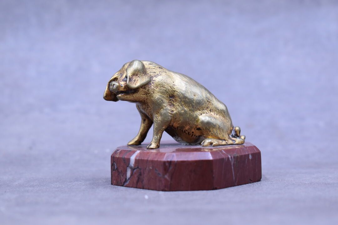 Null Louis-Albert CARVIN (1875-1951), Cochon assis, bronze à patine dorée, socle&hellip;