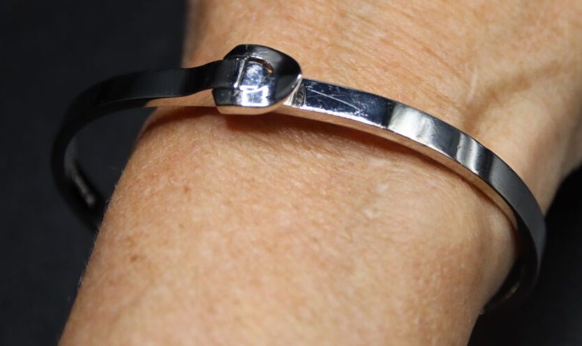 Null Un bracelet or gris 750/°° Louis Vuitton Emprise jonc ouvrant 33.60g. Taill&hellip;