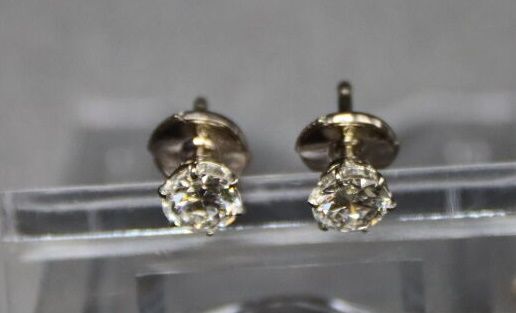 Null Une paire de boucles d'oreilles puces diamants or gris 750/°° taille brilla&hellip;
