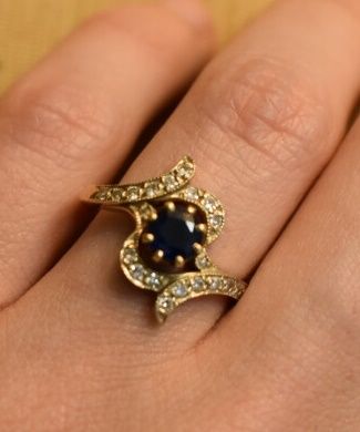 Null 750/°黄金戒指，镶嵌一颗直径4毫米的圆形蓝宝石和18颗明亮式切割钻石<0.05克拉。Tdd 53. 4 g.

专家：皮埃尔-德拉耶