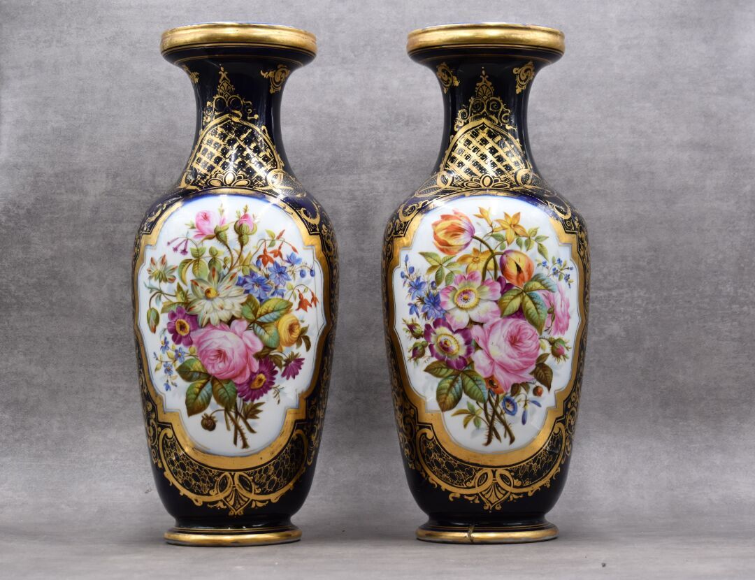 Null BAYEUX, pair of porcelain vases with decoration in reserve of which one the&hellip;